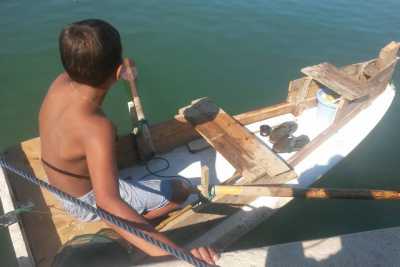Bisceglie, si costruisce una barca e se ne va per mare da solo: ha 12 anni